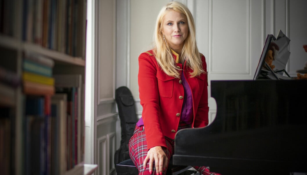 För Frida Boisen är det viktigt att våga prata om sina erfarenheter för att hjälpa till att lyfta det tabu som fortfarande omringar självmord. Frida Boisen sitter vid sitt piano.