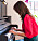 Skådespelerskan Frida Farrell spelar piano i sin lägenhet i Malmö.