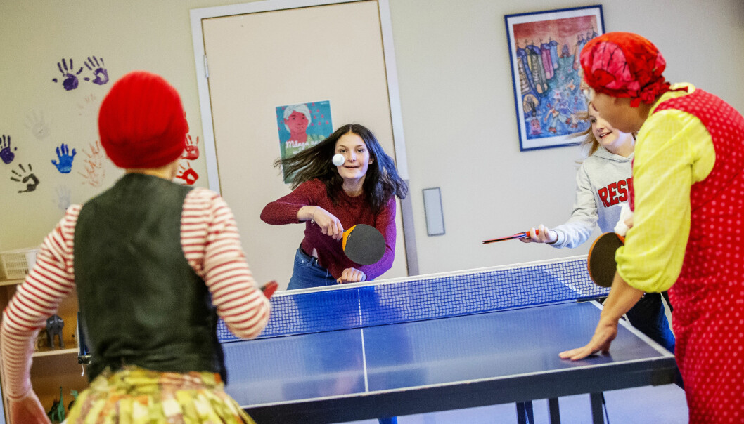 Frida och Ronja spelar pingis med clownerna.