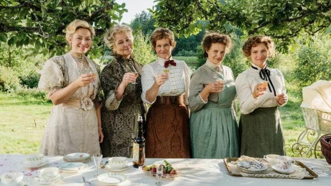 På juldagen har sista säsongen av <em>Fröken Frimans krig</em> premiär i SVT. I huvudrollerna från vänster: Frida Hallgren (Lottie), Lena T. Hansson (Alma), Sissela Kyle (Dagmar Friman), Maria Kulle (Emmy) och Sofia Ledarp (Kinna). Foto: Peter Cederling Skådespelerskorna i Fröken Frimans krig