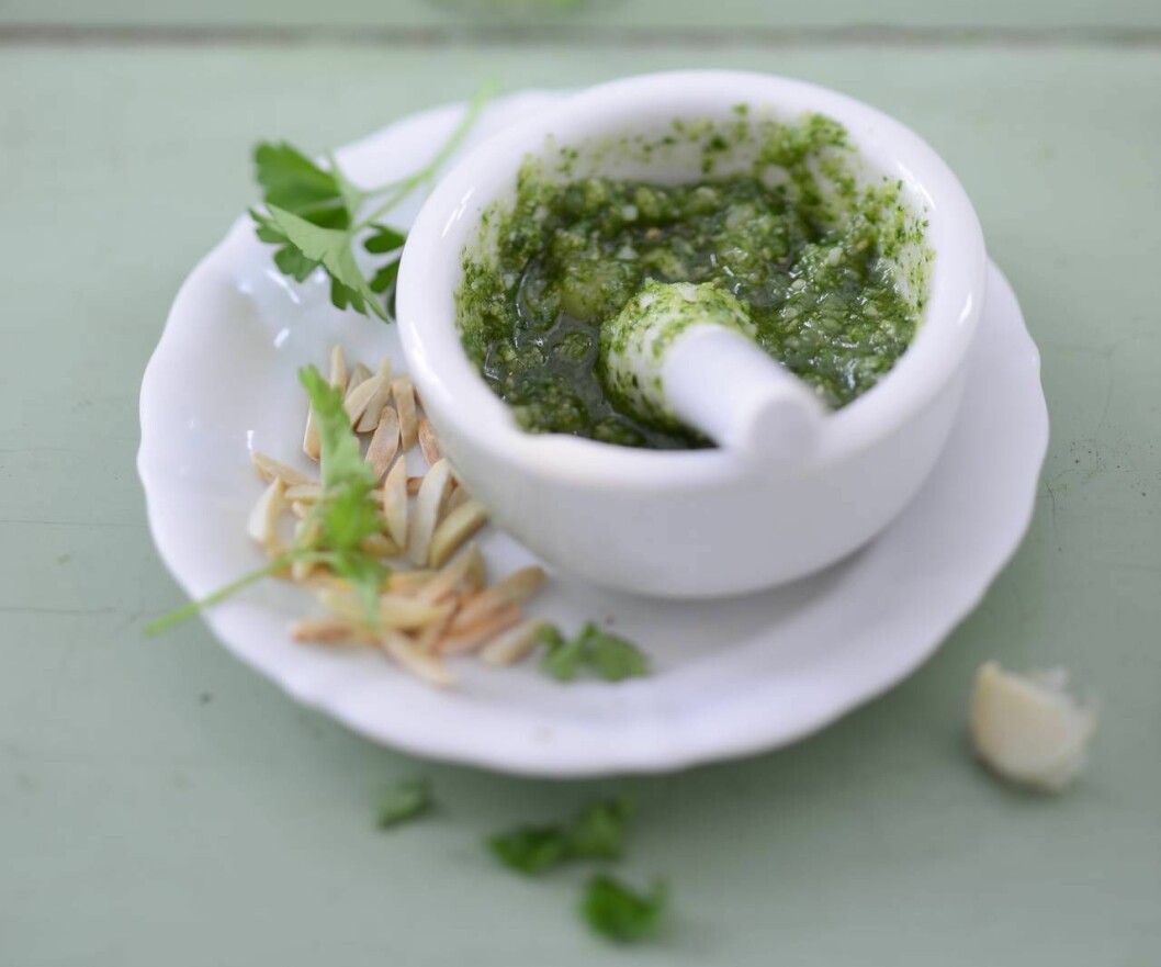 Att plocka fram hemgjord pesto är lyx. Skål med hemgjord pesto