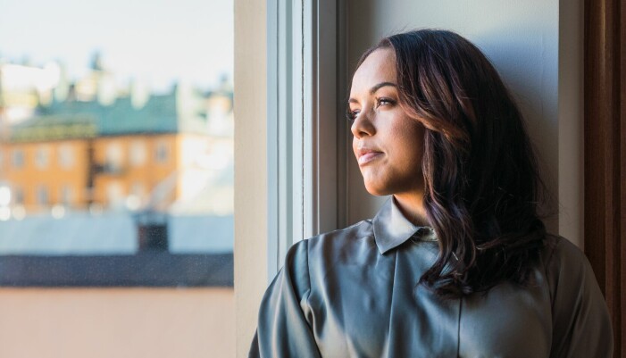 ”– Det gör int att tänka på all tid med mina barn som jag missat, samtidigt som det känns som jag fått en andra chans”, säger Elaine Eksvärd. Elaine Eksvärd sitter i fönsterkarm och tittar ut.