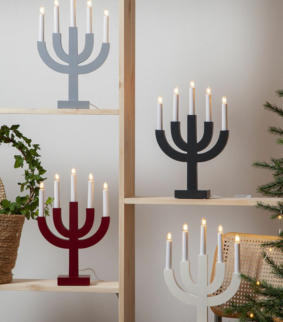 Fyra adventssljusstakar i olika färger.