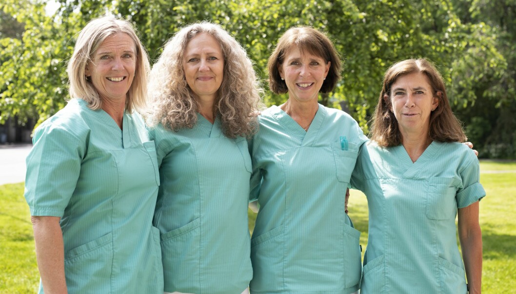 Gertrud Brunlöf, Anna Standár, Gabriella Bendigo och Pia Pihl. Fyra kvinnor i sjukvårdskläder utomhus.