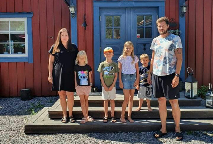 Familjen utanför huset i Sundsvall.