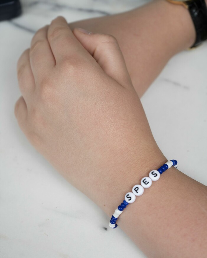 Gabriella Antonic Svensson är aktiv medlem i Riksförbundet för suicidprevention, SPES, och runt handleden bär hon ett armband där det står SPES. Gabriella Antonic Svensson har engagerat sig i Riksförbundet för suicidprevention, Spes, och runt handleden bär hon ett armband där det står Spes.