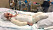 Gabriella i sjukhussäng med nyamputerade fötter.