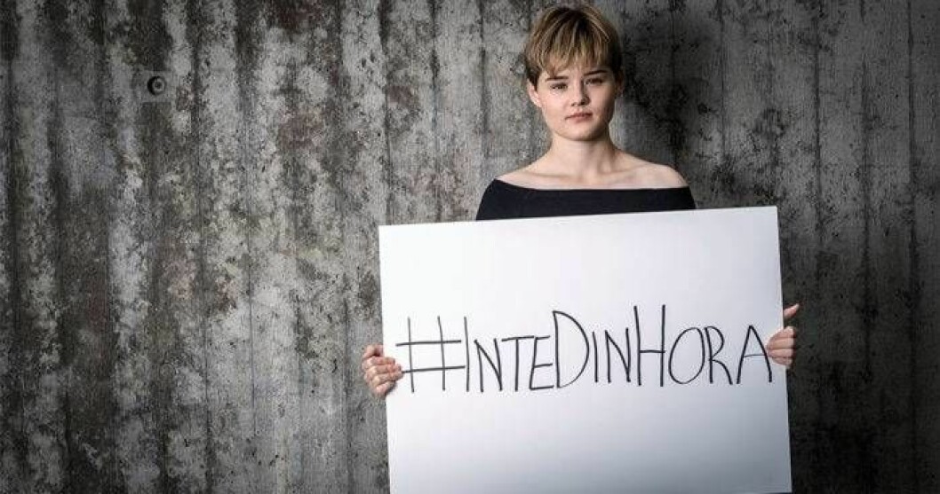 Uppropet #intedinhora grundades av Gabriella och kompisen Amanda som hade liknande erfarenheter. På Instagram har de närmare 15 000 följare. Gabriella Kärnekull Wolfe med ett plakat som säger #intedinhora.