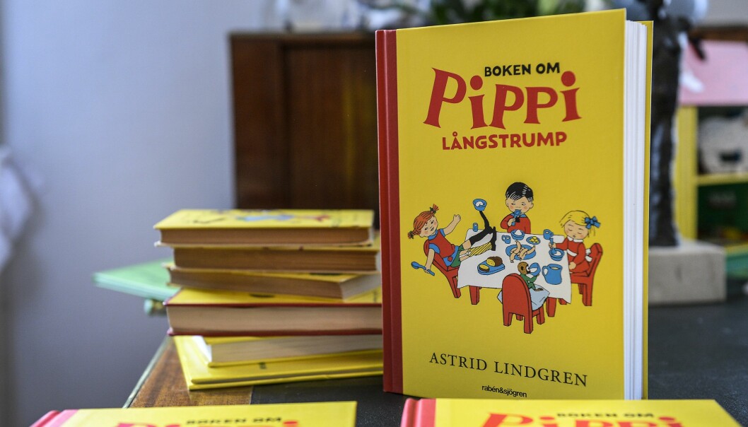 Gamla Pippi Långstrump-böcker på ett bord.
