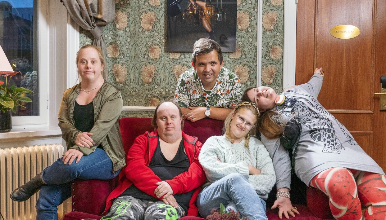 Gänget från Glada Hudik-teatern hade oförglömliga dagar i New York. Att glänsa och visa upp sig på catwalken betydde mycket. Foto: Jennifer Glans Gänget från Glada Hudik-teatern sitter i en soffa och berättar om sitt äventyr i New York.