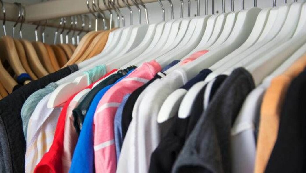 Städa ur garderoben med jämna mellanrum och tvätta alltid kläderna innan du stuvar undan dem för säsongen.