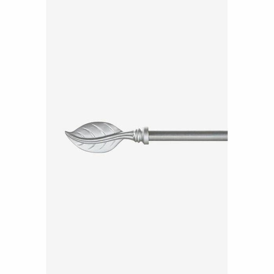 Gardingstång i silver med löv-detalj från Jotex. <a href="http://www.awin1.com/cread.php?awinaffid=439053&awinmid=9961&clickref=gardiner&p=https%3A%2F%2Fwww.jotex.se%2Falma-gardinstang%2F1063951-02" target="_blank" rel="noopener">Här kan du läsa mer och köpa den</a>. Gardingstång i silver med löv-detalj
