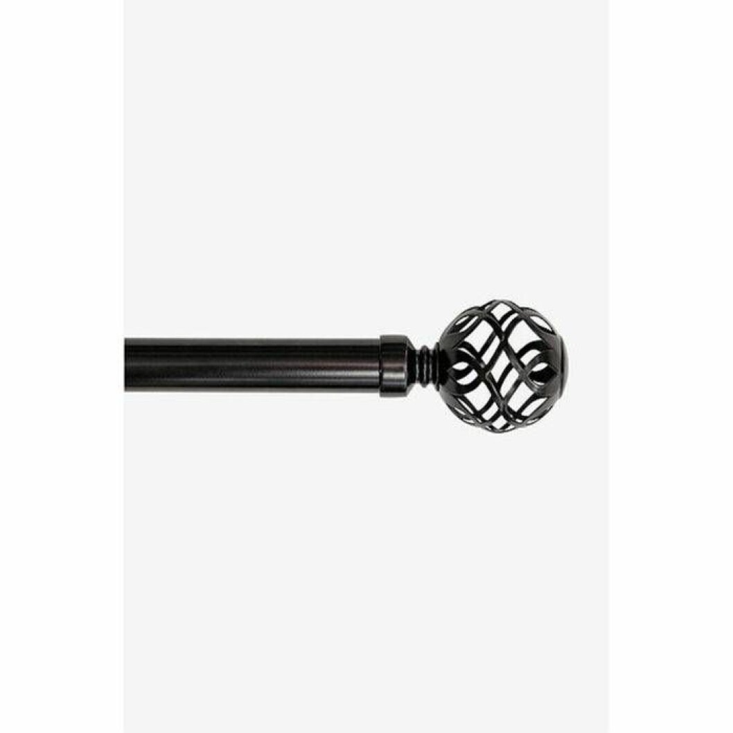 Svart gardingstång med detalj från Ellos Home. <a href="http://www.awin1.com/cread.php?awinaffid=439053&awinmid=8905&clickref=gardiner&p=https%3A%2F%2Fwww.ellos.se%2Fhasta%2Fsmilla-gardinstang-25-28-mm%2F1512533-02" target="_blank" rel="noopener">Här kan du läsa mer och köpa den</a>. Svart gardingstång med detalj