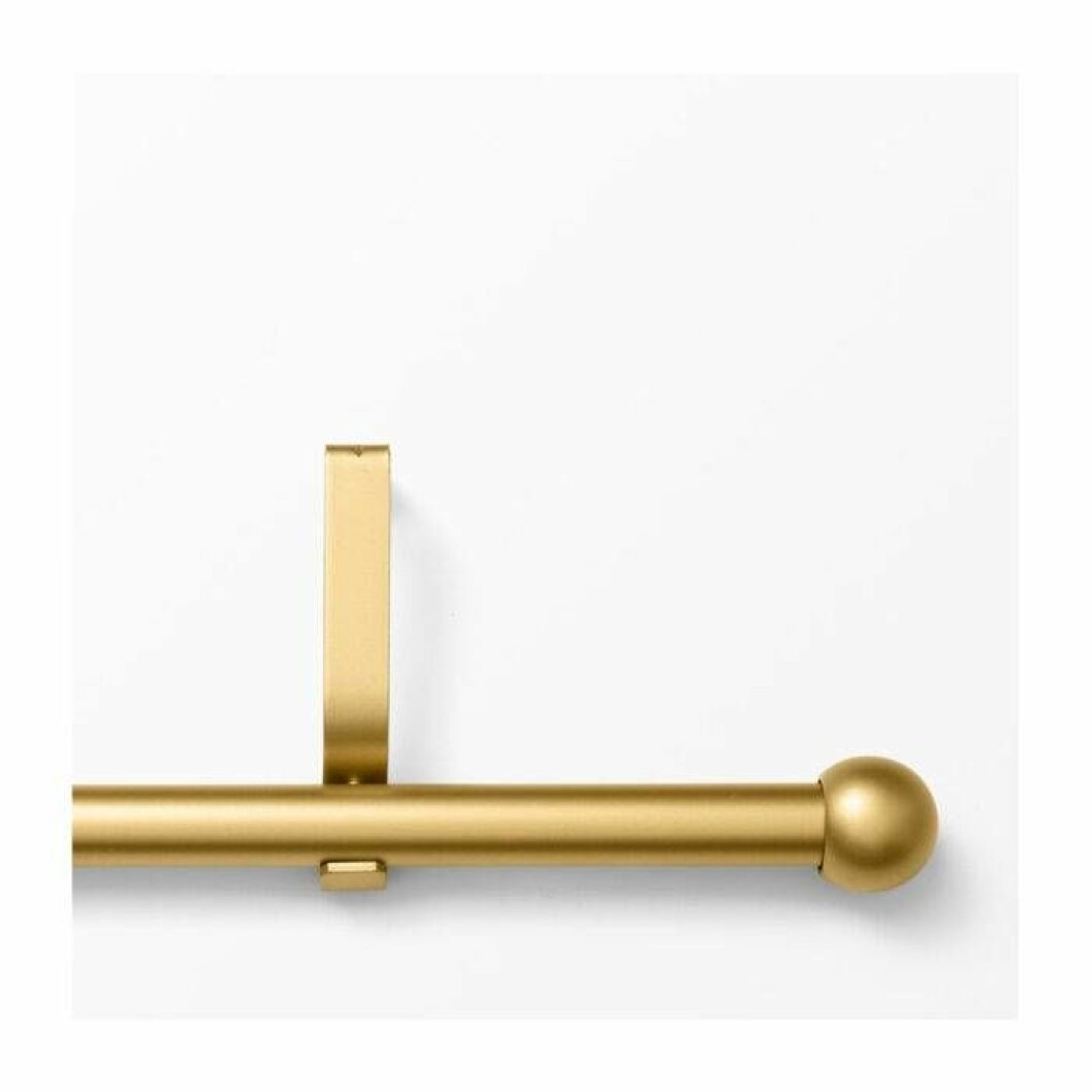 Gardinstång i guld från Åhléns. <a href="https://track.adtraction.com/t/t?a=1136856392&as=1219652846&t=2&tk=1&epi=gardiner&url=https://www.ahlens.se/Inredning/textil/gardiner/gardinstanger-652933/ahlens-gardinstangset-flex-160-300-cm-guld-88416632/" target="_blank" rel="noopener">Här kan du läsa mer och köpa den</a>. Gardingstångsset i guld från Åhléns