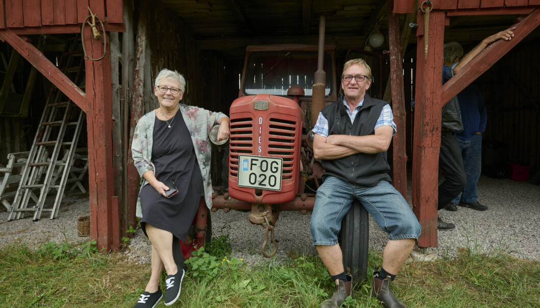 Nöjda traktorköpare. Kerstin Magnusson och Paul Pålsson från Nöbbelöv ropade in en snart 60 år gammal dansk traktor av märket Bukh för 3 000 kronor. Kerstin Magnusson och Paul Pålsson sitter på var sin sida om den nästan 60 år gamla traktorn av märket Bukh som de har ropat in på auktionen för 3 000 kronor.