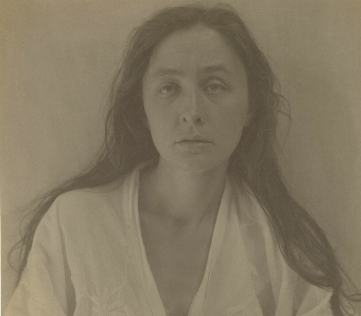 Foto: Alfred Stieglitz/ TT Nyhetsbyrån Georgia O'Keeffe poserar framför för ett fotografi.
