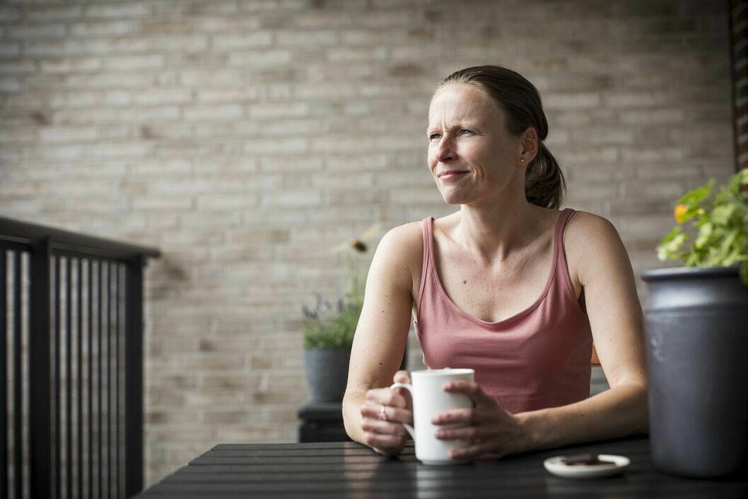 För Katarina Mölgaard-Ibsen har sommaren inte bara varit härlig, oron för getingstick har ständigt funnits i bakgrunden. Tack vare allergivaccination kan hon nu vara uthomhus utan rädsla. Foto: Lars Jansson Katarina Mölgaard-Ibsen sitter på en balkong och fikar