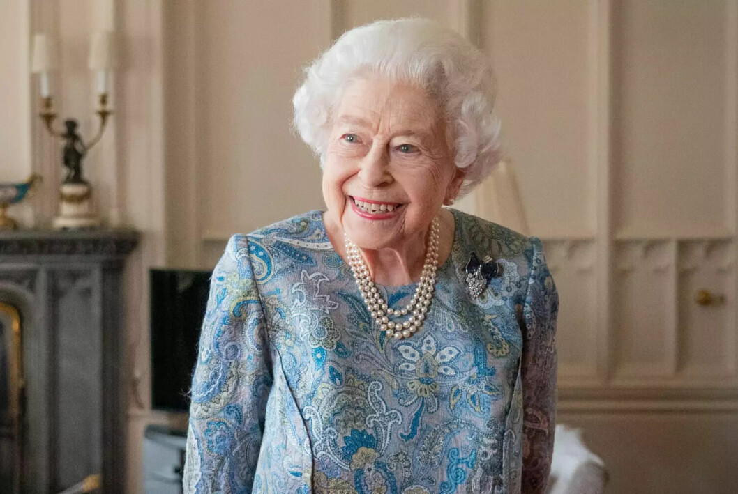 Drottning Elizabeth syntes sällan utan det älskade pärlorna runt halsen.