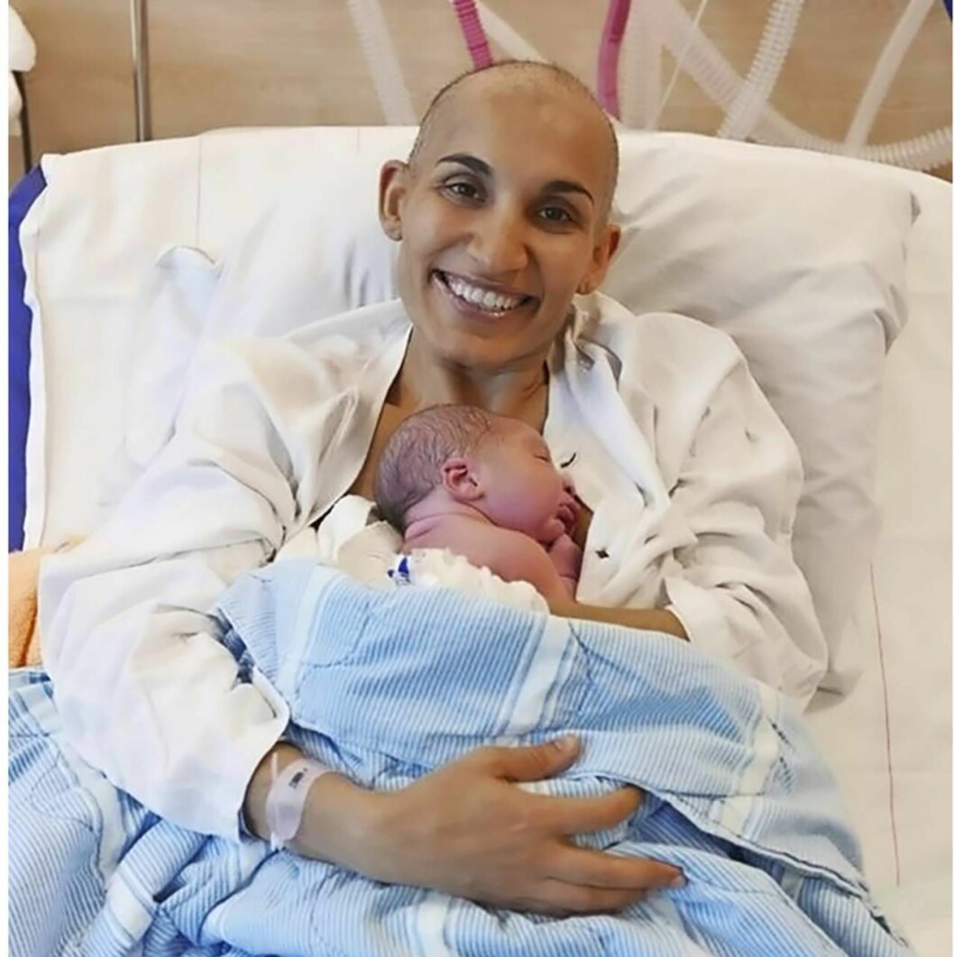 Ghadeh med sonen Isak på BB. 
