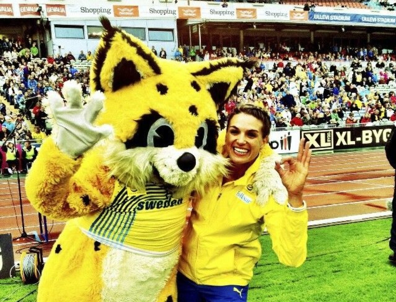 Nadja och friidrottsmaskoten under friidrotts-EM i Göteborg. Foto: Privat Glad Nadja med ett stort lodjur, EM-maskot i Göteborg.