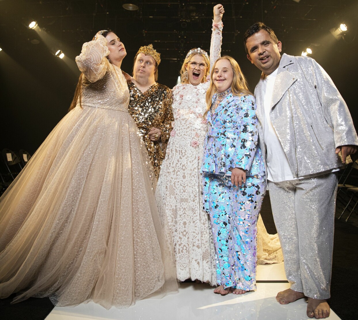Glada Hudik-gänget på catwalken i New York. De fick synas och skina – och det är viktigt. Här bär Emma Örtlund sin drömklänning designad av Frida Jonsvens. Foto: Pressbild Glada Hudik-gänget på catwalken i New York.