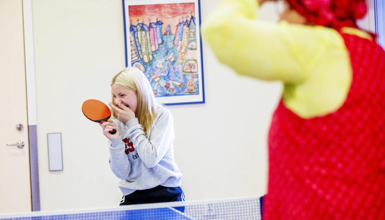När Frida och Ronja möter sjukhusclownerna i en pingismatch blir det många glada skratt. Glada skratt under pingismatch på sjukhuset.