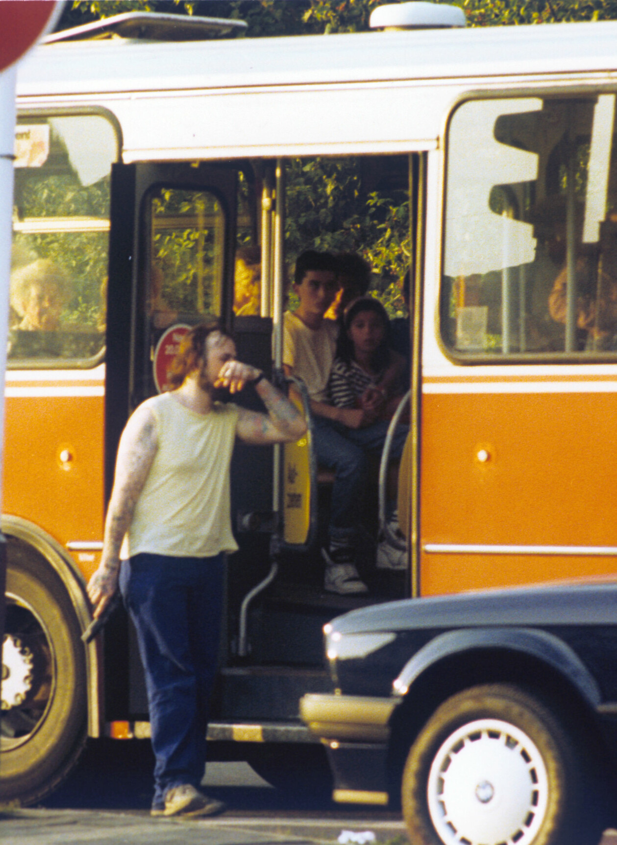 Efter det urspårade bankrånet kapade Hans-Jürgen Rösner och hans medbrottslingar en buss och tog alla ombord som gisslan. I bakgrunden mordoffret Emanuele och hans lillasyster Tatjana. Hans-Jürgen Rösner utanför bussen med gisslan ombord.