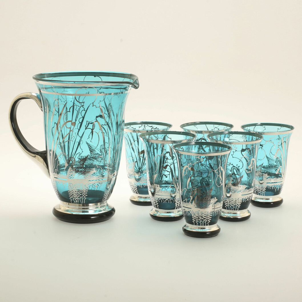 6 skira turkosa glas med grått mönster och tillbringare i samma stil.