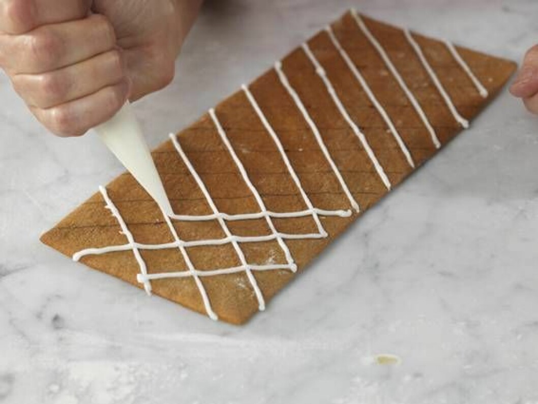 Glasyr/kristyr på pepparkakshus.