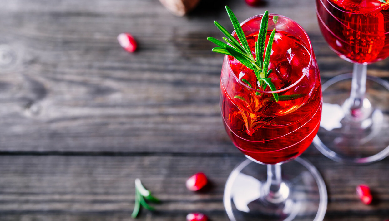 Glubbel, det vill säga glögg med mousserande vin/bubbel, ligger i topp tio av vad vi rekommenderar någon annan att testa i jul. Foto: TT Glubbel – bubbel blandat med glögg.
