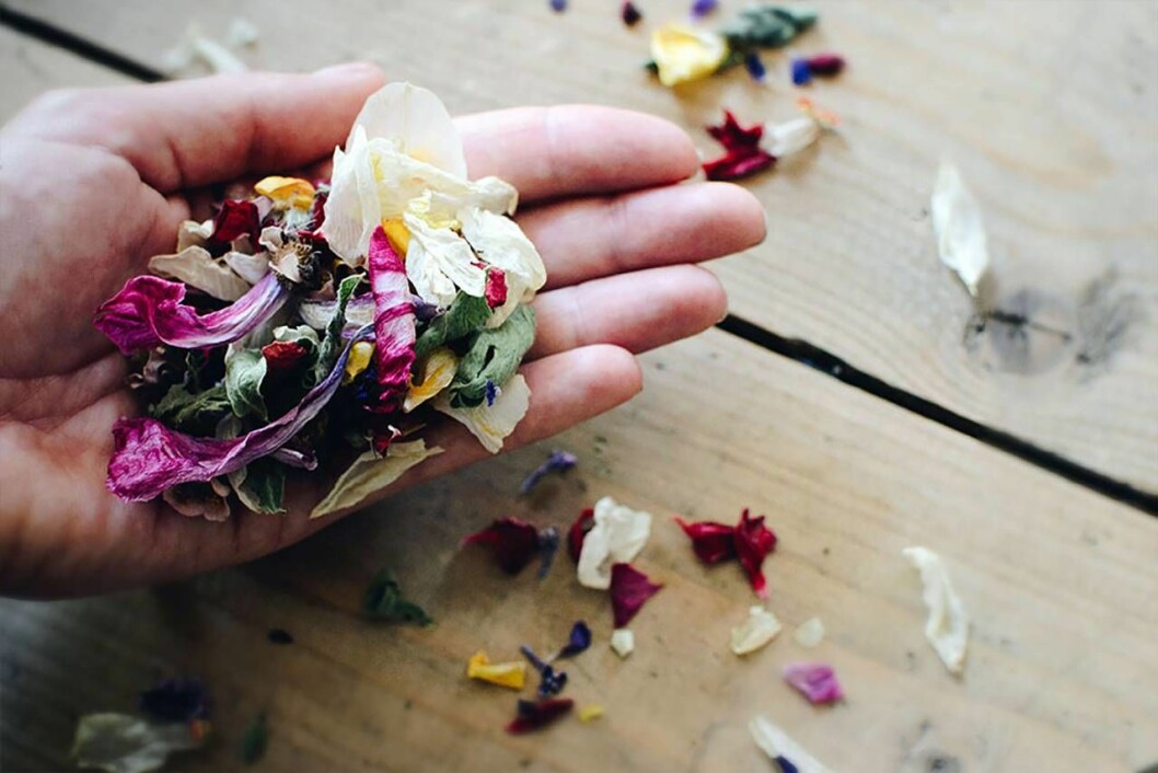 Tänk vad fint att få sprida över någon du älskar. Foto: <a href="http://lovelylife.se/plathuset/2018/05/25/diy-blomsterkonfetti/?fbclid=IwAR3IQ9Ejf6vgFaepeRcXhspG9teCvbAbBwPWTFwsAinOrxqFKy_ELx7lKPc">Lovely Life.</a> Konfetti av torkade blommor