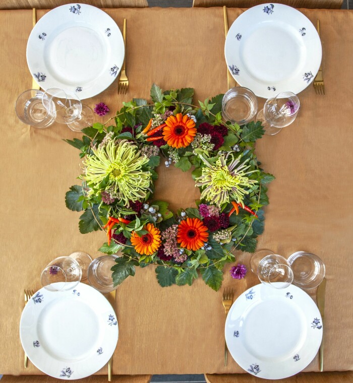 Gör en vacker krans som bordsdekoration av grönt och bär och kombinera med krysantemum och några andra blommor. Använd dig av stickmassa och både stora och små krysantemum. Råkar du bryta av några små blommor håller de fint en kväll även om de ligger direkt på bordet. Gör en vacker krans som bordsdekoration av grönt och bär och kombinera med krysantemum och några andra blommor. Använd dig av stickmassa och både stora och små krysantemum. Råkar du bryta av några små blommor håller de fint en kväll även om de ligger direkt på bordet.