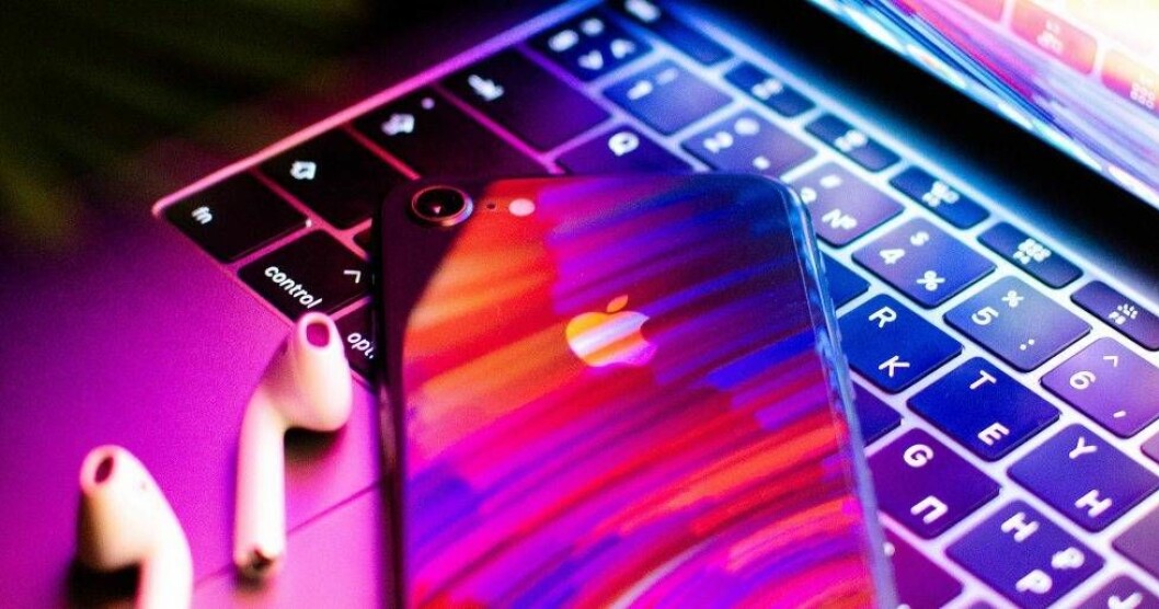 Många av dagens smarta prylar har någon form av beläggning för att skydda mot smuts och fingeravtryck. En ren iphone på ett lika välstädat tangentbord.