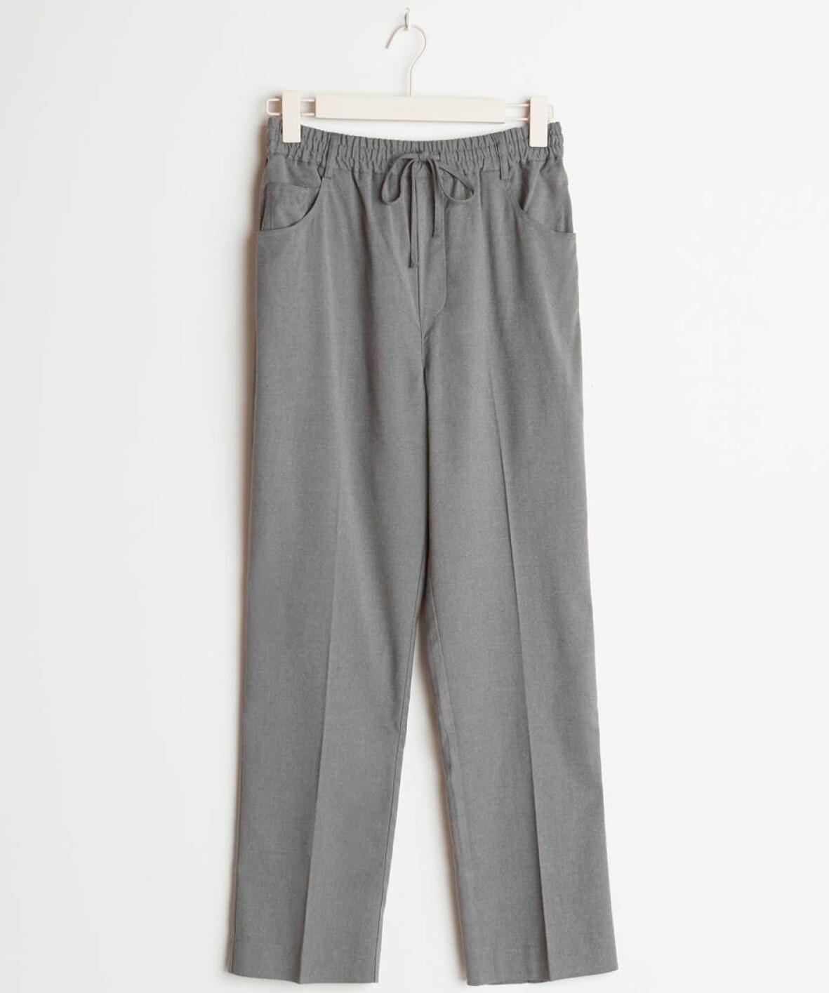 Grå joggers på galge.