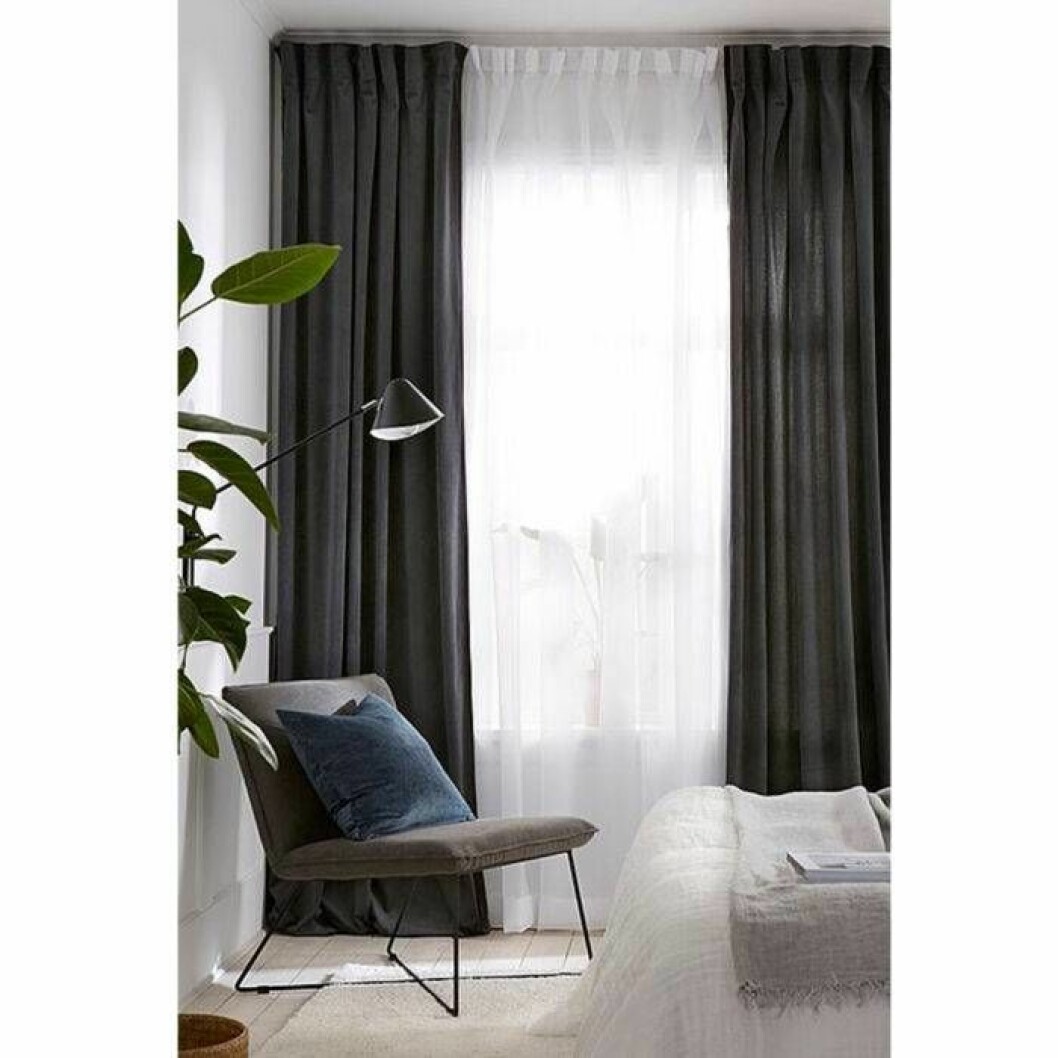 Grå sammetsgardiner i 2-pack från Ellos Home, finns i flera färger. <a href="http://www.awin1.com/cread.php?awinaffid=439053&awinmid=8905&clickref=gardiner&p=https%3A%2F%2Fwww.ellos.se%2Fellos-home%2Fveckbandslangd-daisy-i-sammet-2-pack-med-kombiband%2F1044015-01" target="_blank" rel="noopener">Här kan du köpa dem</a>. Grå sammetsgardiner i 2-pack