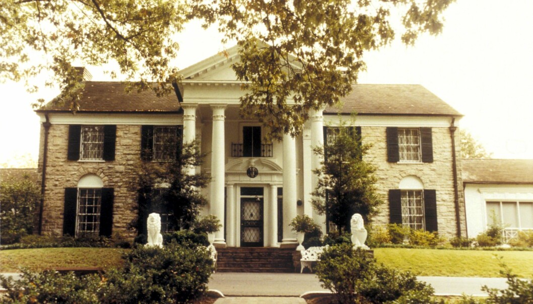 Elvis Presleys hem Graceland är fortfarande vallfartsort för rockälskare som vill hylla "the king". Click to add image caption Graceland i Memphis