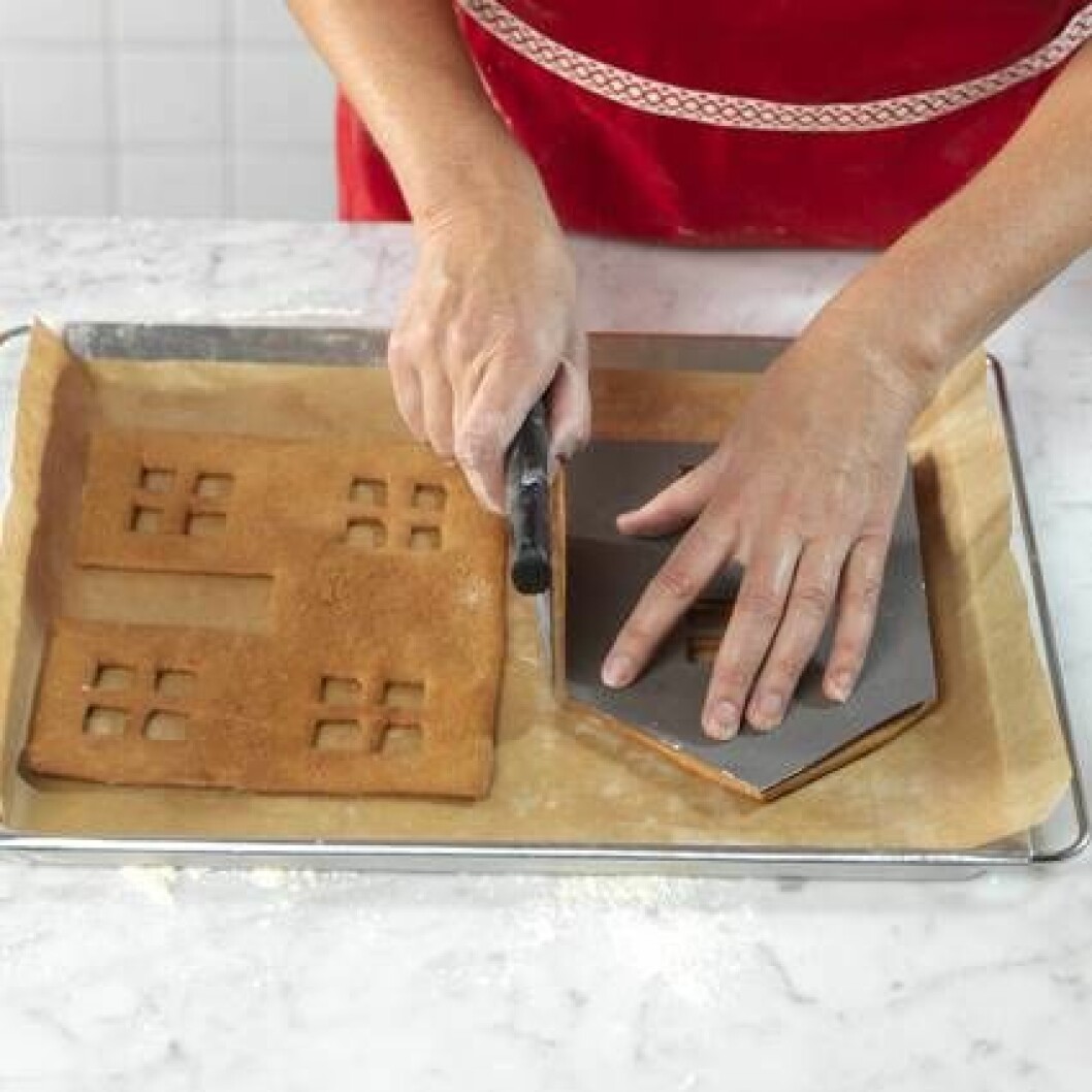 Gräddade delar till pepparkakshus.