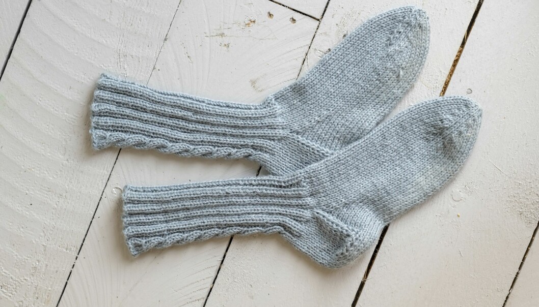 Sockorna är lite längre i skaftet och prydda med flätor där bak. Du stickar dem i ett mjukt sockgarn av ull och nässelfibrer. Sockorna är lite längre i skaftet och prydda med flätor där bak. Du stickar dem i ett mjukt sockgarn av ull och nässelfibrer.