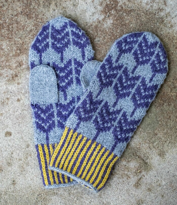 Vantarna har en rak och enkel passform, stickade med tre färger på strumpstickor nr 3. Garnkostnad ca 270 kr. Så här mönsterstickar du vantar.