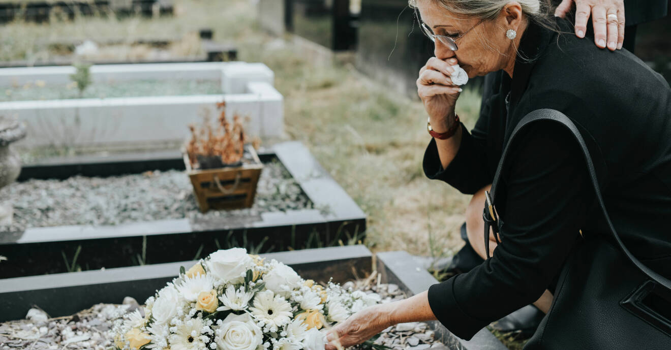 Kvinna gråter vid grav.