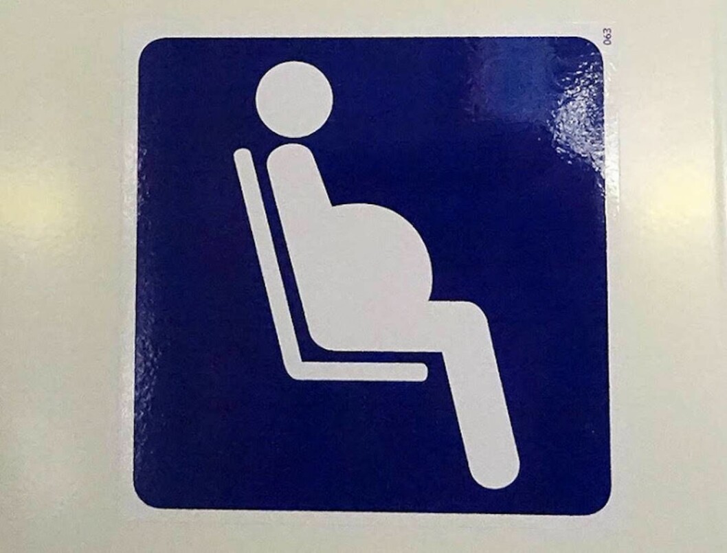 Klistermärke med gravid kvinna som motiv