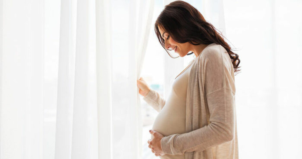 <strong>Även dina vanor före en graviditet kan påverka barnets hälsa.</strong> En gravid kvinna håller om sin mage och ser lycklig ut.