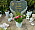 Josefine Nyströms gravsten i Vadstena. Stenen är formad som två händer som håller i ett hjärta med Josefines namn och födelsedatum. Runt gravstenen finns änglar och blommor.