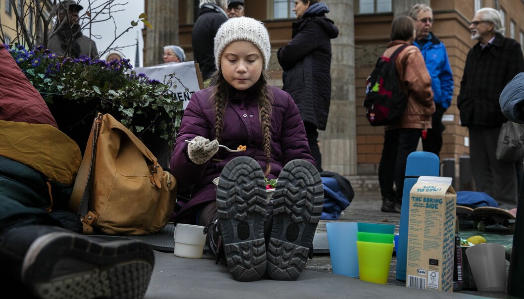 Journalisterna Roger Turesson och Alexandra Urisman Otto har följt klimatikonen Greta Thunberg över hela världen. Nu är de aktuella med boken Gretas resa.