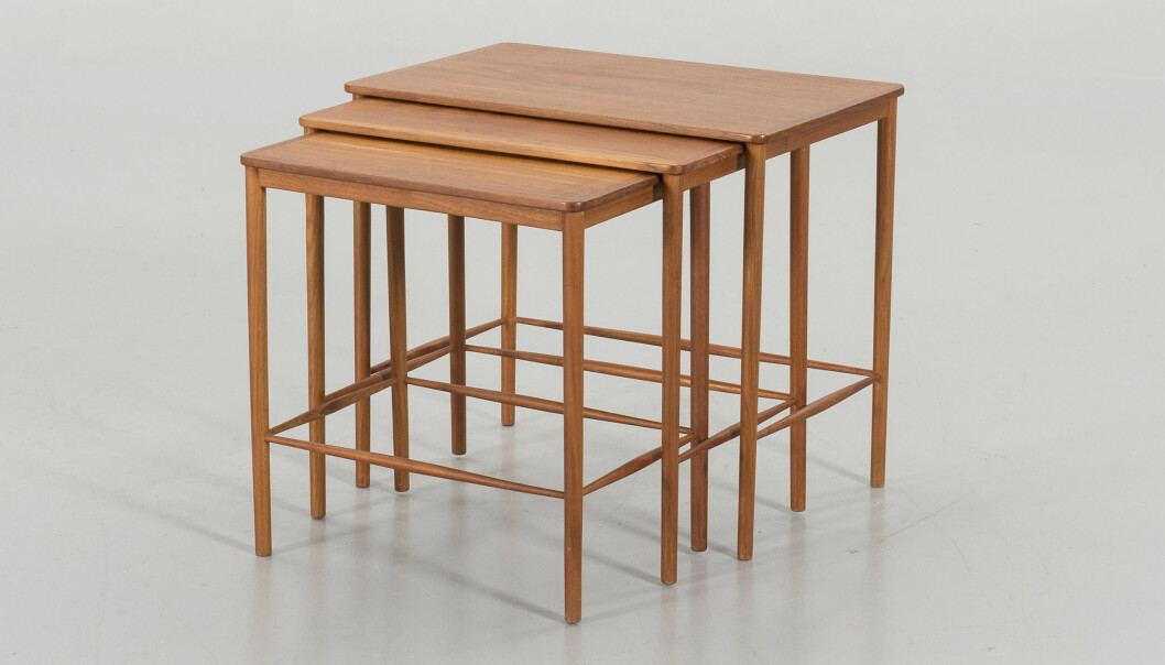Nätt och elegant med fint formade pinnar i benställningen. Satsbordet för Poul Jeppesen Møbelfabrik är från tidigt 1950-tal. Exemplaret som klubbades på Bukowskis för snart tre år sedan är av teak. Vinnande bud blev 4 700 kr (2 000). Grete Jalks satsbord för Poul Jeppesen Møbelfabrik är från tidigt 1950-tal.