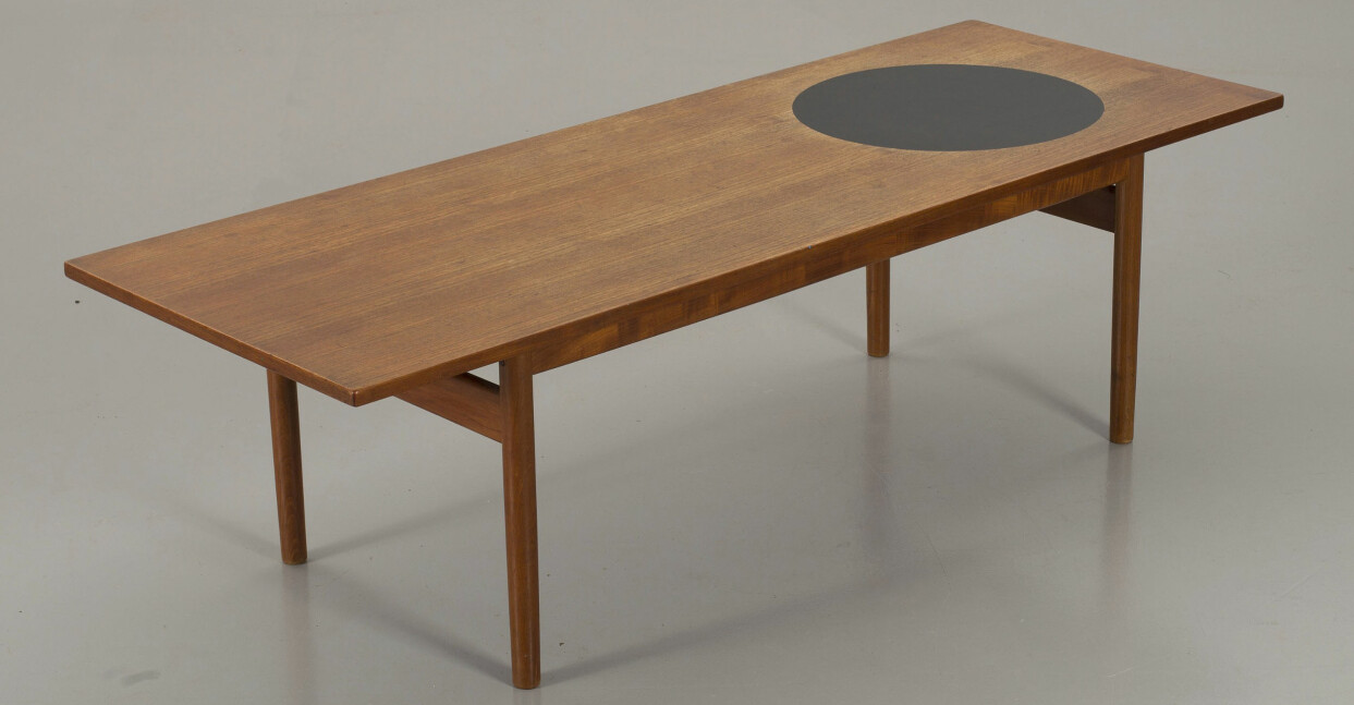 Det tuffa soffbordet i teak från 1957 har en infälld rund skiva i svart laminat. Det är en av de många fina möbler som Jalk ritade för Poul Jeppesen Møbelfabrik. Bordet är 160 cm långt och klubbades på Bukowskis för 3 505 kr (2 000) för ett drygt år sedan. Grete Jalks soffbord i teak för Poul Jeppesen Møbelfabrik.