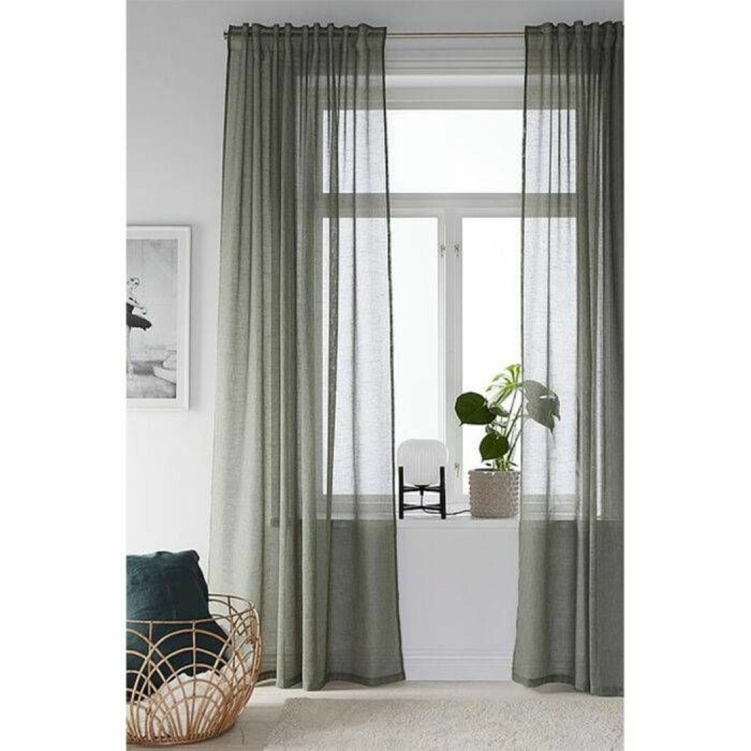 Gröna svagt genomskinliga gardiner från Ellos Home. <a href="http://www.awin1.com/cread.php?awinaffid=439053&awinmid=8905&clickref=gardiner&p=https%3A%2F%2Fwww.ellos.se%2Fellos-home%2Fveckbandslangd-emelie-2-pack%2F1516555-04" target="_blank" rel="noopener">Här kan du läsa mer och köpa dem</a>. Gröna tunna gardinerfrån Elllos