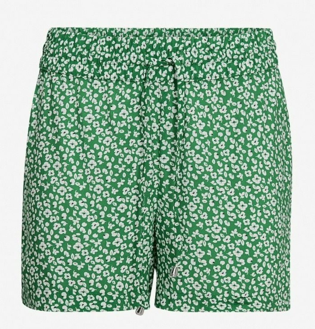 Grönblommiga shorts från Ellos