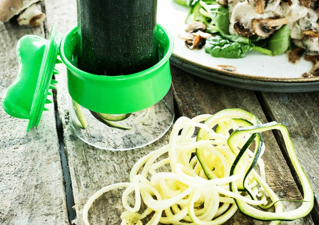 Tänk dig att behöva skära dessa med kniv? Det hade inte vi heller velat. Grönsakssvarven är liten och nätt – perfekt om du vill göra zoodles.