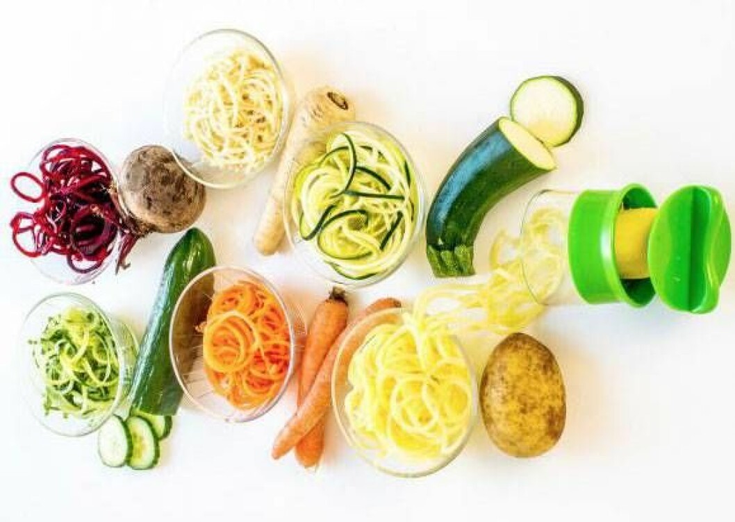 Grönsakspasta av zucchini, morot, palsternacka, gurka, potatis och rödbeta. Grönsakssvarven på bilden finns att köpa i vår <a href="https://www.allermediashop.se/kok/matlagning/gronsakssvarv?utm_source=allas.se&utm_medium=redaktionell_gronsakspasta&utm_campaign=svarv" target="_blank" rel="nofollow noopener">webbshop</a>.